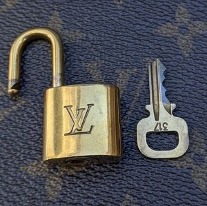 ⭐ #317 vintage Louis Vuitton padlock and ke